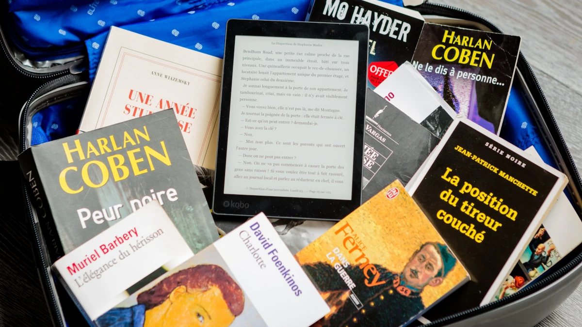 Valise remplie de livres au format papier